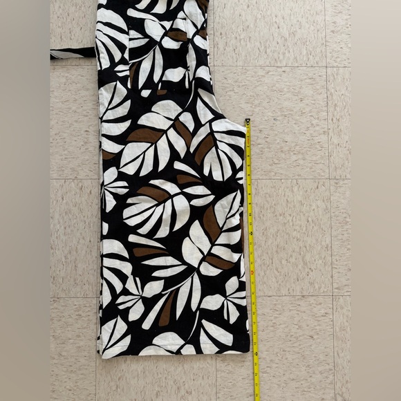 Black and White Notched Collar Midi Sundress
NWT - Picture 8 of 9